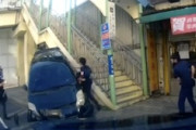 【動画】天ぷらナンバーの逃走車にバンバン発砲する台湾の警官ボディカム。