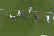 【GIF】バルセロナのメッシさん、試合でおかしな動きをしてしまう