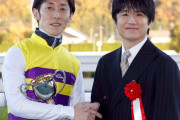 福島記念プレゼンターの男、騎手より小さい