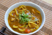 【悲報】カレーうどんさん、麺にルーかけた方が明らかに美味いのにスープタイプばかり