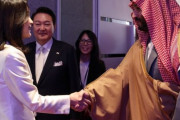 韓国人「サウジアラビア皇太子が日本行きをキャンセルした理由が明らかに‥（ﾌﾞﾙﾌﾞﾙ」キム·ゴンヒ夫人とは笑顔で握手　韓国の反応