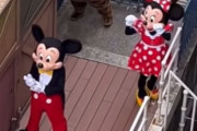 【動画】ミッキーマウスさん、舞台裏の姿が撮影されてしまうｗｗｗｗｗ
