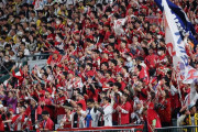 CS甲子園カープファンの応援、阪神ファンの「あと一球コール」でかき消される←守備中の応援はあり？なし？【議論】