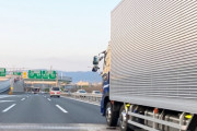 初めて高速道路を走ったんやが、トラックが邪魔すぎるわ
