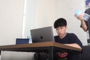 【悲報】人気YouTuber、彼氏のパソコンに水をかける悪戯動画を投稿してしまう…