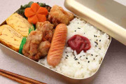 職場に「お母さんが作った弁当」は恥ずかしい？　揶揄された男性は「愛妻弁当はOKなのに…」