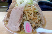 ラーメン屋ぼく「ほいっ！富士山盛りチャンポンおまちどっ！」客「………おい、コレ食べにくくね？」