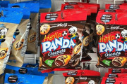 40年前に販売終了の菓子、海外で人気復活　明治の「ハローパンダ」、米で生産拡大へ