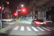 【福岡】パトカーに追われて赤信号を猛スピードで突破する車が(((ﾟДﾟ)))