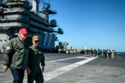 米海軍がトランプ大統領に海上戦力を披露！