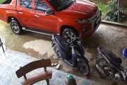 【動画】無人の三菱トライトンが加速して運転手に衝突してしまう事故。
