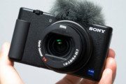 【カメラ】ソニー、Vlog向けカメラ「VLOGCAM」。バリアングルで自撮り、商品レビュー動画用ボタン