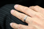 結婚したらしっかり会社にも結婚指輪つけてくる男　意味ある？