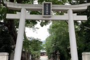 アイドルの名字と一緒というだけで、縁もゆかりもない神社にファンがお詣りとかキャーキャー騒ぐ事が意味不明。
