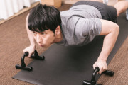 海外「連続で1万回の腕立て伏せを達成した日本人がいるらしい・・・」無重力状態じゃないと無理だろ、おそらく宇宙でやったんだよ