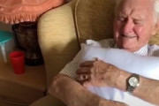 亡き妻の写真立ての横で寝ている94歳のおじいちゃんに粋なプレゼント…感極まって号泣する