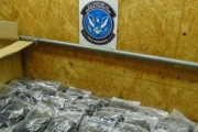 アメリカ税関、中国の荷物から大量の分解された銃・ドラッグを押収