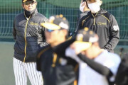 阪神・矢野監督　鳴尾浜球場で投手組の秋季練習視察　育成左腕・岩田将に熱視線