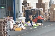 【酷い】関空の従業員が荷物をぶん投げまくっている動画が撮影されて炎上。