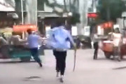 【動画】中国、露天商「城管が来たぞ～！みんな逃げろ～！」城管「オラオラオラ～！」