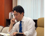 小泉農相、お昼を食べながら仕事をして炎上「行儀悪いな」「モグモグしながら電話は失礼」