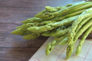 近所の農家の婆ちゃんがアスパラガスくれた。婆ちゃんは作るけど食べないんだと... 私「しょーゆマヨとかで食べるとおいしいよ」→ すると…
