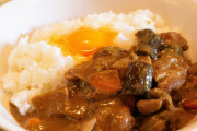 【悲報】カレーに生卵、6割しかいない