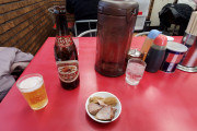昼間からラーメン屋でビール飲んでる