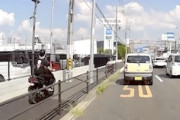 【大阪】歩道を大暴走していたスクーターがトヨタに入ろうとした車にぶっ飛ばされる。