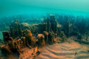 【画像】トルコにある湖底から3000年前の教会が見つかるｗｗｗｗｗｗｗ
