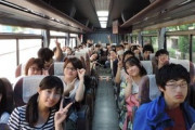 【悲報】先生「みんな～写真撮るよ～！」(修学旅行バス内)   陰キャ「…」