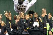 阪神矢野監督をフライング胴上げ　西勇輝「予祝」Ｔシャツ、ナインの優勝前祝いで３度宙に