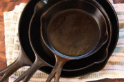 鉄フライパン「鉄分取れます、半永久的に使えます、安いです」←