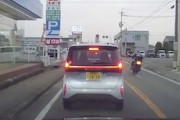 【兵庫】これはバイクがカス。渋滞を反対車線から追い越そうとしていたバイクがセレナを破壊してしまう。