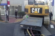 【新宿】狭い路地にバックでねじ込む重機運搬用トレーラーの神業が話題に。