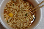 【画像】今からカップ麺食べてるけど！この画像で何のカップ麺だか分かるか？