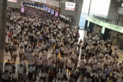 【画像】日本人の通勤風景あまりにも怖い