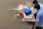 【動画】川で流された中国人のおじさん、懸命の救助の甲斐なく再び流される
