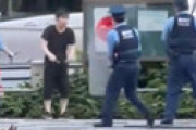 【動画】 池袋駅前で修羅場　刃物を振り回す謎の男が警察官と対峙 「さっさと撃てや」 ⇒ 結果・・
