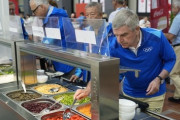 パリ五輪選手村の料理責任者「なんで毎日何万食も用意しなけりゃならないんだよ！？こっちに義務なんてねーし文句あるなら勝手に用意しろ！」