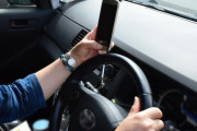 スマホながら運転も危険運転に、政府が検討へ