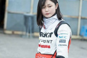 女子大生レーサー・JUJUこと野田樹潤さん、レース中にスピン→ブチギレて危険なコースを堂々と横断→ステアリングを地面に叩きつけ炎上