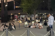 【悲報】池袋西口公園、中年男女が地べたに座り酒を飲み大声で走り回る。視察にきたトー横キッズもドン引き・・・