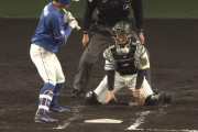 【阪神対中日1回戦】阪神・村上のワンバウンド投球が、捕手坂本の防具とユニホームの間に入り込む　村上の「暴投」扱いで走者進塁