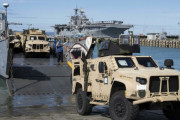 沖縄の米海兵隊基地に統合軽戦術車両「JLTV」を上陸用舟艇で輸送！