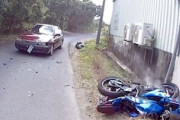 【動画】GSX-R乗りさん、コロナプレミオに突っ込んで回転してしまう(ﾟoﾟ)