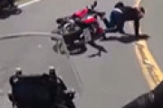 【動画】 バイク女子が何もないような路上でコケる瞬間を捉えた動画が話題に 「また炎上しそうなやつ…」