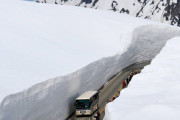 外国人「日本にはこんなに雪が積もる道路があるらしいぞ！」