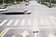 【動画】中国、交差点で路面が大きく円形に陥没！乗用車が気付かず突っ込み落下！