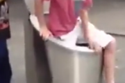 【動画】陽キャクソガキ、ふざけてダストボックスに入り無事ダストシュート決められる